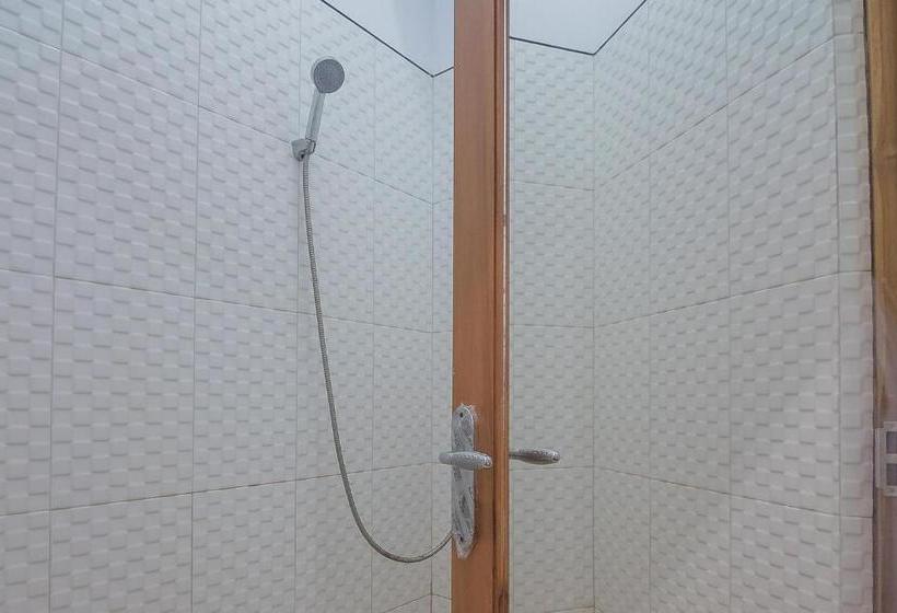 פנסיון Reddoorz Plus Near Alun Alun Kuningan