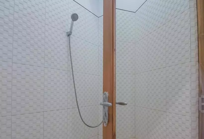 Majatalo Reddoorz Plus Near Alun Alun Kuningan