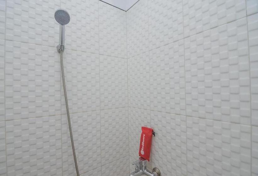 פנסיון Reddoorz Plus Near Alun Alun Kuningan