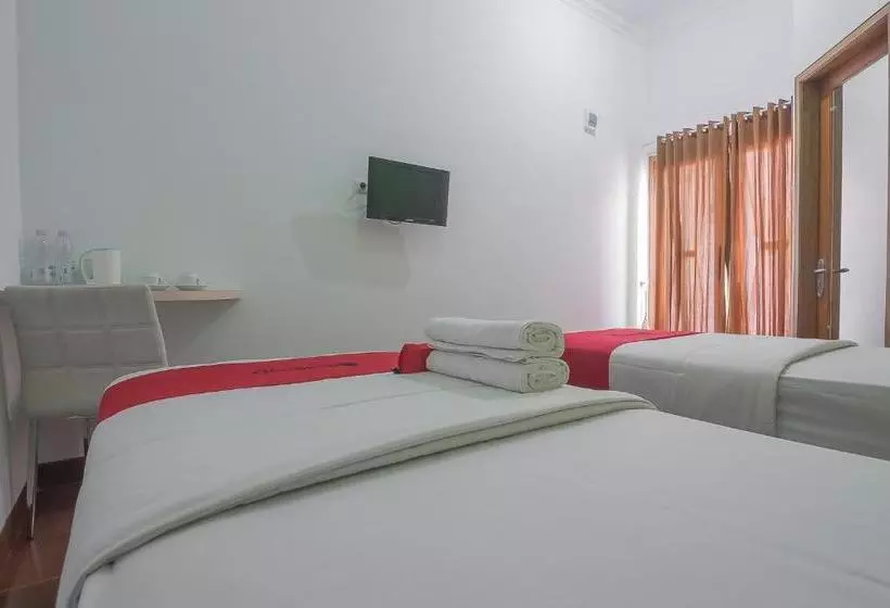 Majatalo Reddoorz Plus Near Alun Alun Kuningan