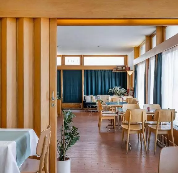 ホテル Hôtel Historique Chez Elsy   Crans Sapins