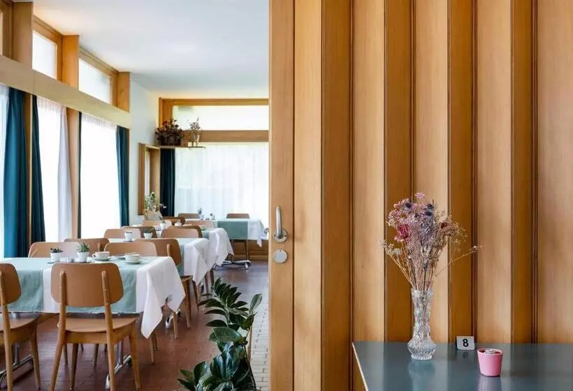 ホテル Hôtel Historique Chez Elsy   Crans Sapins