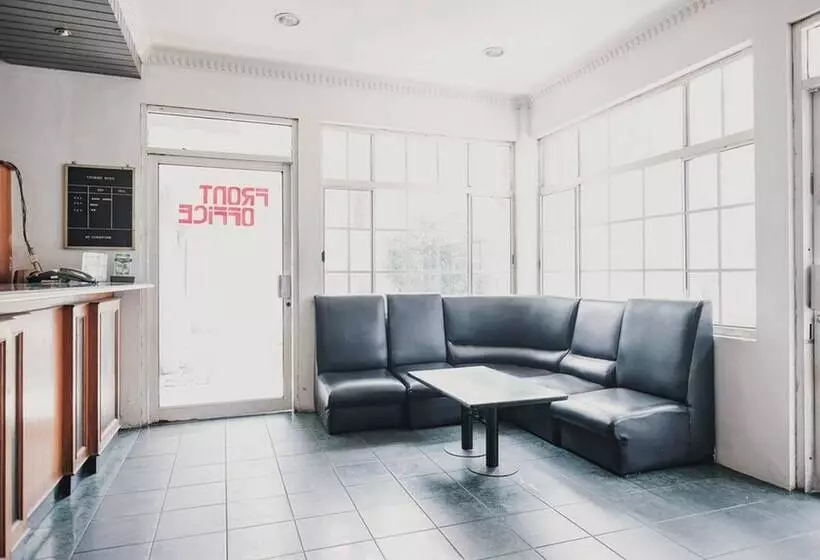 ホテル Reddoorz Plus Near Pelabuhan Merak