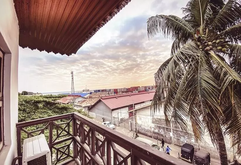 ベッドアンドブレックファースト Smiles Stone Town