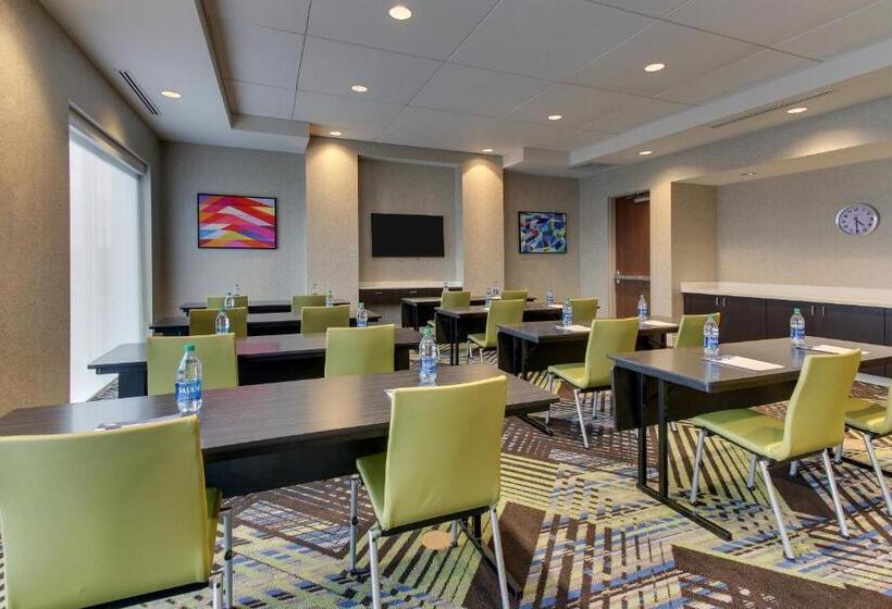 فندق Holiday Inn Express & Suites   Nashville Metrocenter Downtown, An Ihg
