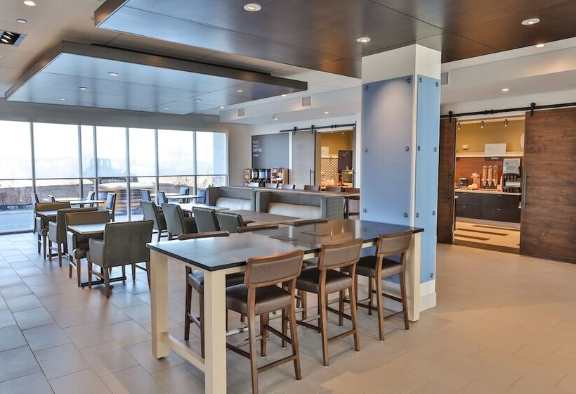 فندق Holiday Inn Express & Suites   Nashville Metrocenter Downtown, An Ihg