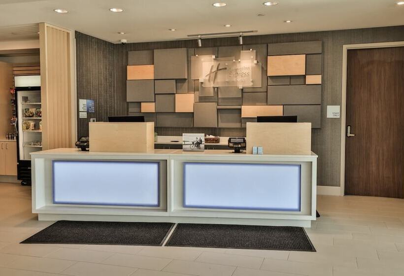 فندق Holiday Inn Express & Suites   Nashville Metrocenter Downtown, An Ihg