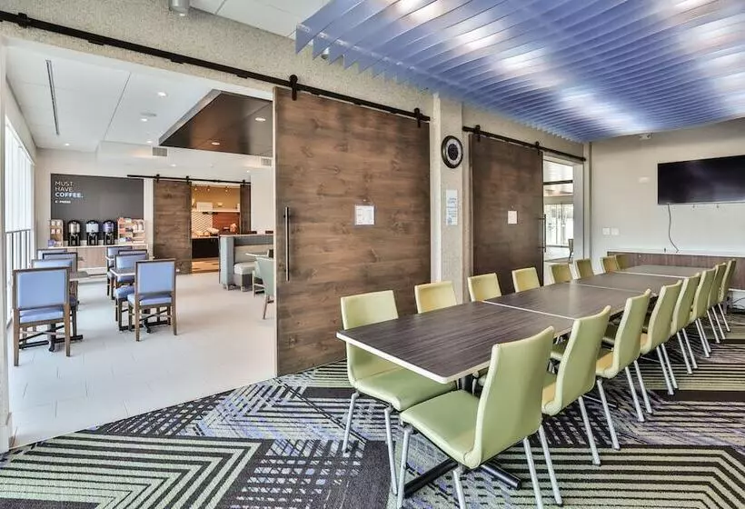 Hotelli Holiday Inn Express & Suites   Nashville Metrocenter Downtown, An Ihg