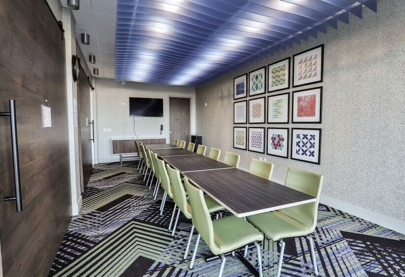 فندق Holiday Inn Express & Suites   Nashville Metrocenter Downtown, An Ihg