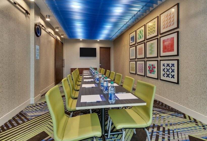 فندق Holiday Inn Express & Suites   Nashville Metrocenter Downtown, An Ihg