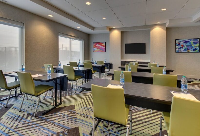 فندق Holiday Inn Express & Suites   Nashville Metrocenter Downtown, An Ihg