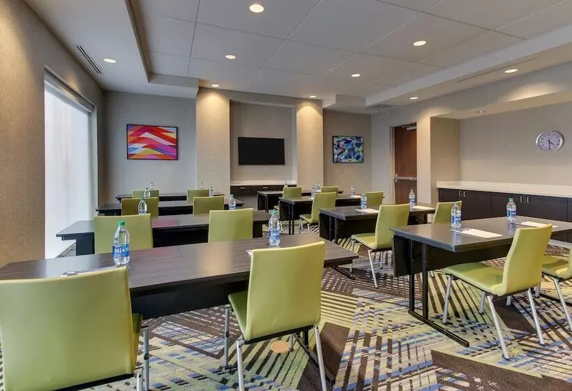 Hotelli Holiday Inn Express & Suites   Nashville Metrocenter Downtown, An Ihg