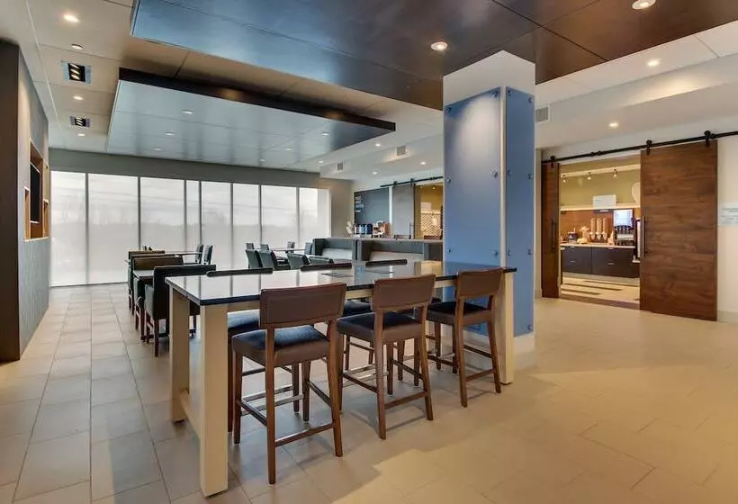 Hotelli Holiday Inn Express & Suites   Nashville Metrocenter Downtown, An Ihg