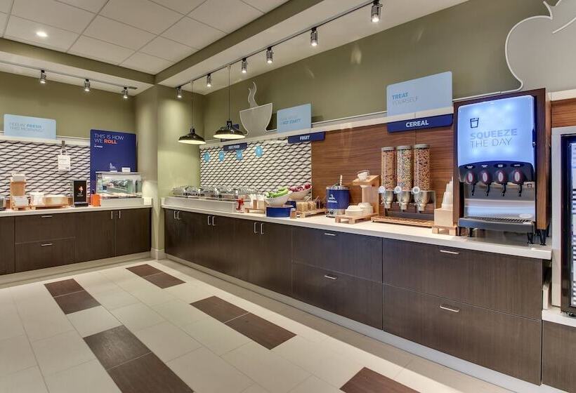 فندق Holiday Inn Express & Suites   Nashville Metrocenter Downtown, An Ihg