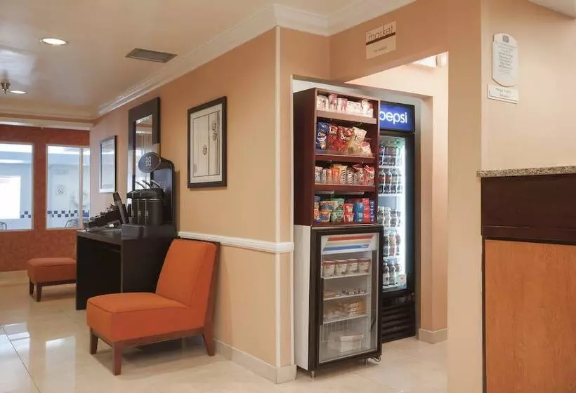 Отель Fairfield Inn & Suites Hattiesburg / University