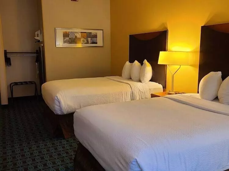 Отель Fairfield Inn & Suites Hattiesburg / University