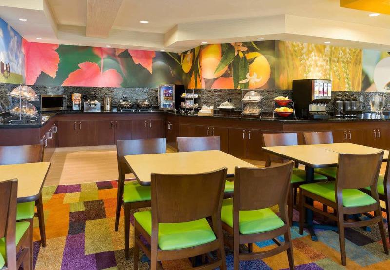 Отель Fairfield Inn & Suites Lexington Keeneland Airport