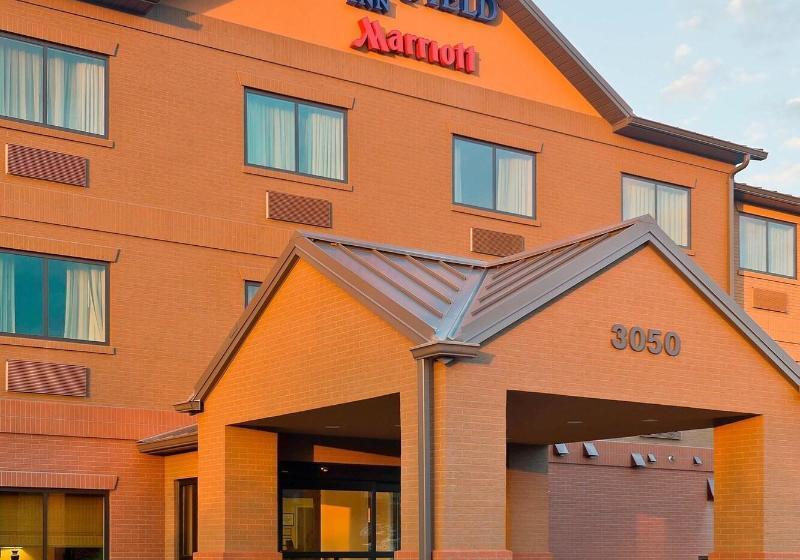 Отель Fairfield Inn & Suites Lexington Keeneland Airport