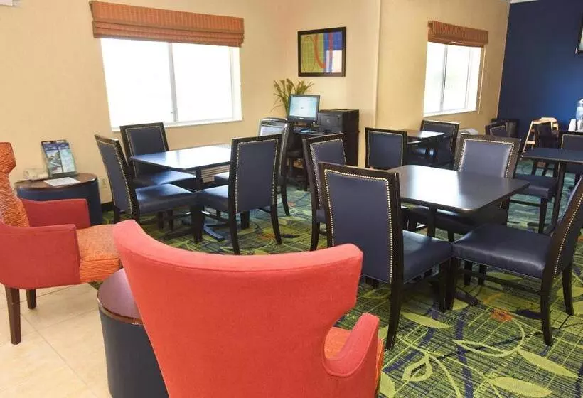 Отель Americinn By Wyndham Topeka