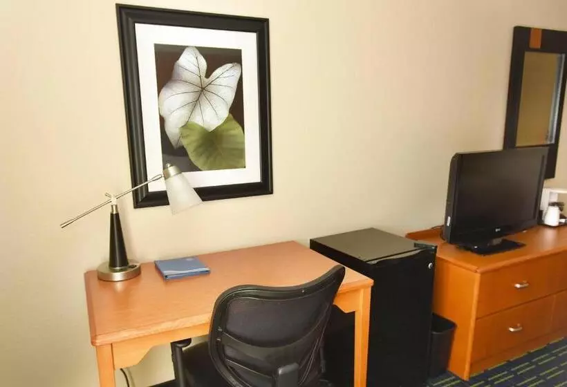 Отель Americinn By Wyndham Topeka