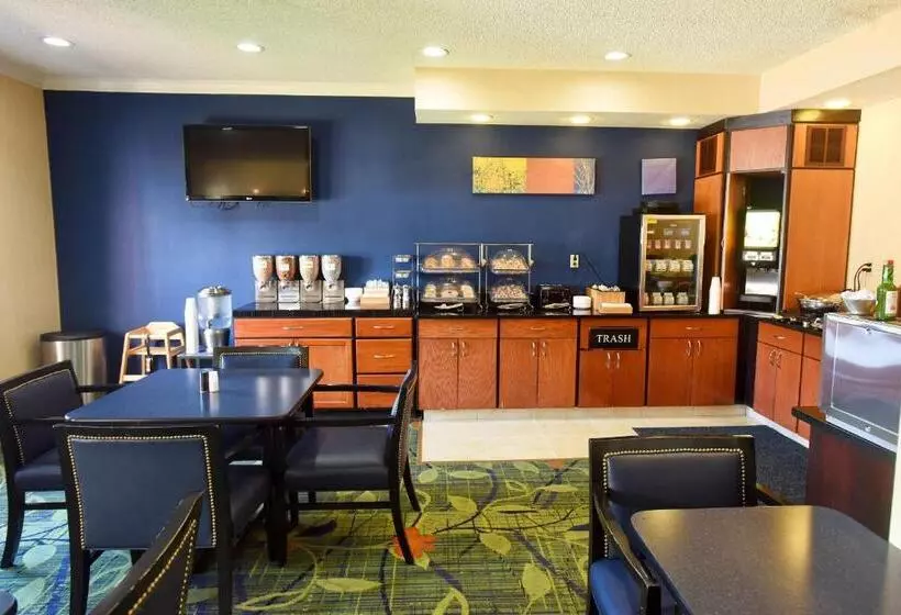 Отель Americinn By Wyndham Topeka