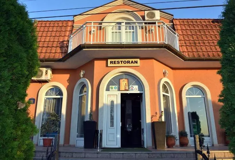 تختخواب و صبحانه Garni Hotel Kaća