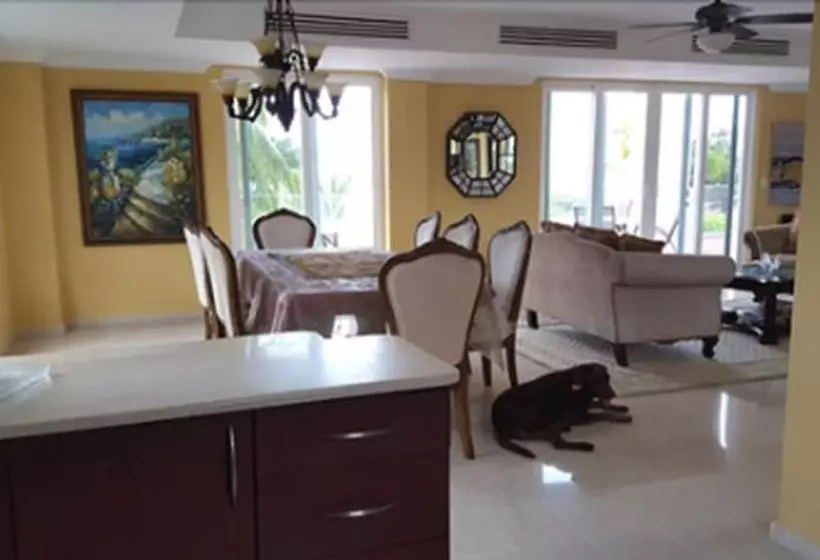 ベッドアンドブレックファースト Pink Palace Panama