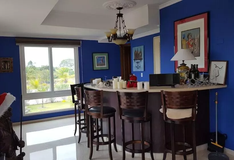 ベッドアンドブレックファースト Pink Palace Panama