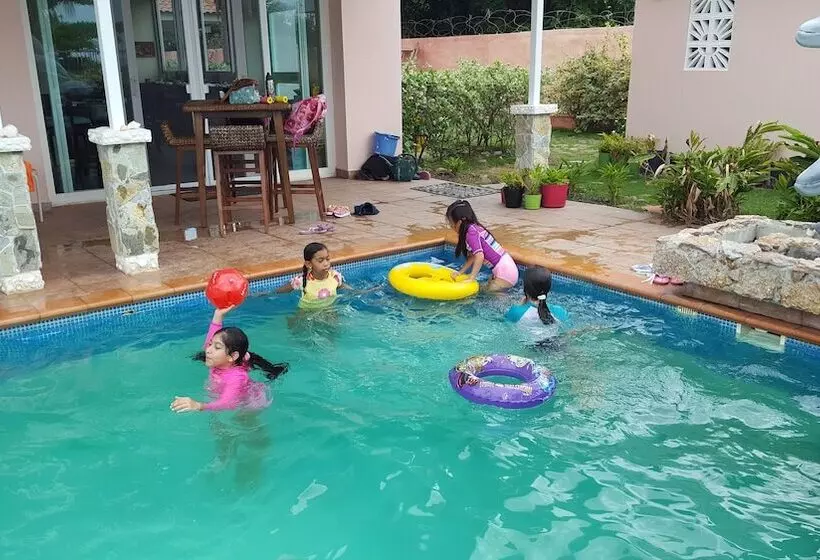 ベッドアンドブレックファースト Pink Palace Panama