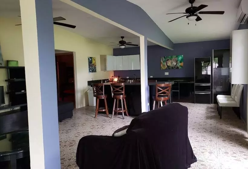 ベッドアンドブレックファースト Pink Palace Panama