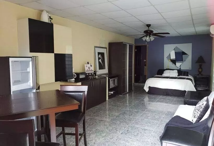 ベッドアンドブレックファースト Pink Palace Panama