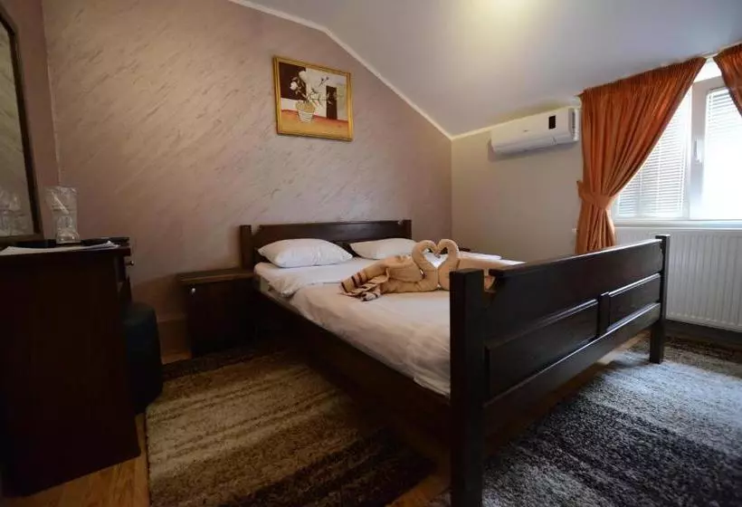 تختخواب و صبحانه Garni Hotel Kaća