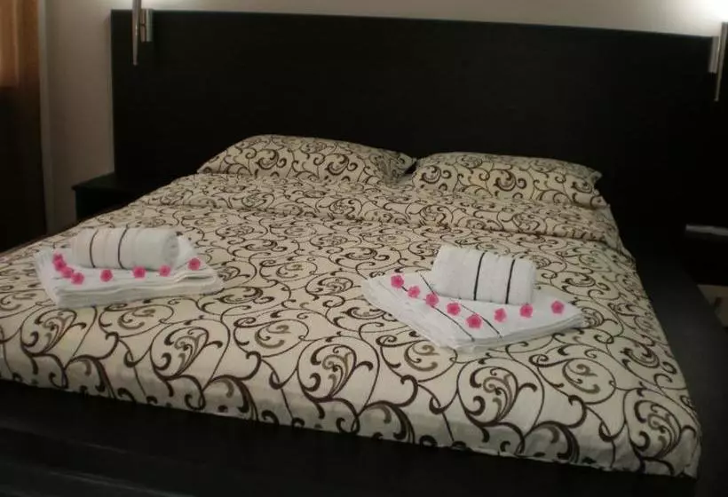 تختخواب و صبحانه Garni Hotel Kaća