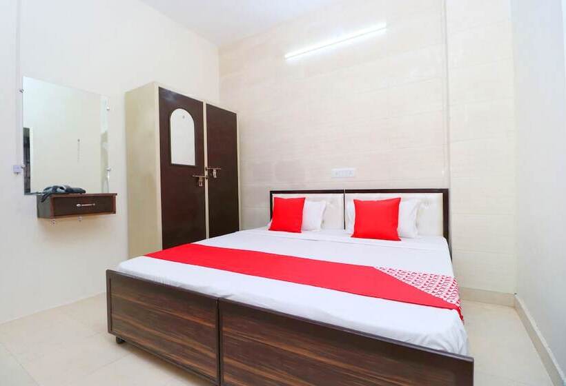 ホテル Raj Apartments  By Oyo Rooms