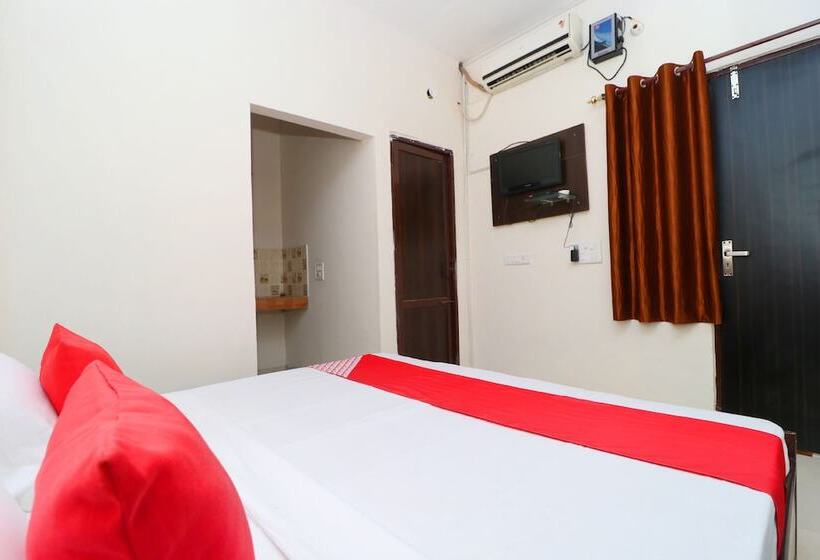 ホテル Raj Apartments  By Oyo Rooms