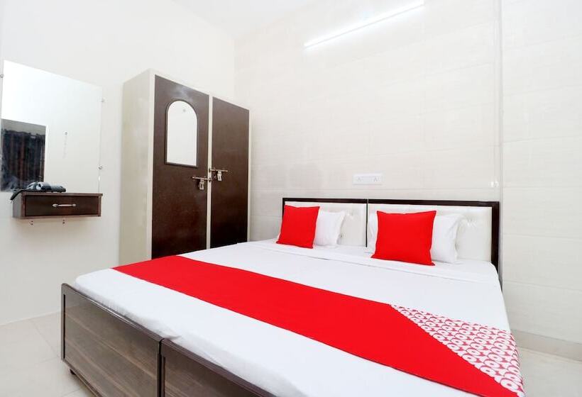 ホテル Raj Apartments  By Oyo Rooms