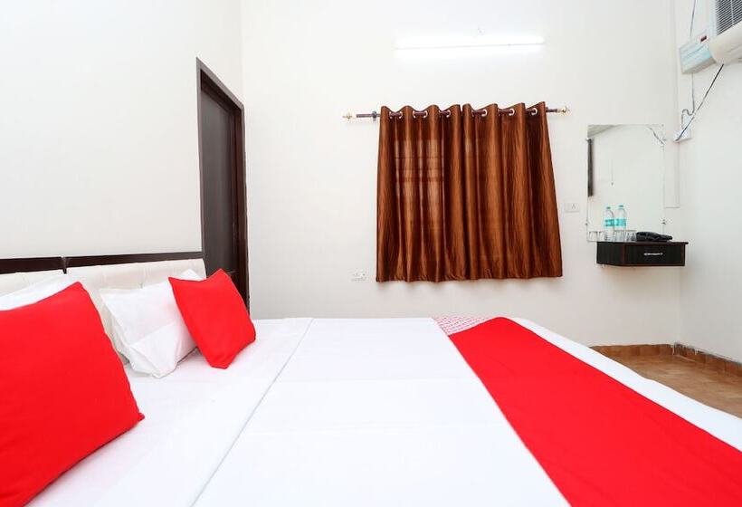 ホテル Raj Apartments  By Oyo Rooms