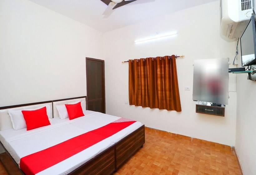 ホテル Raj Apartments  By Oyo Rooms