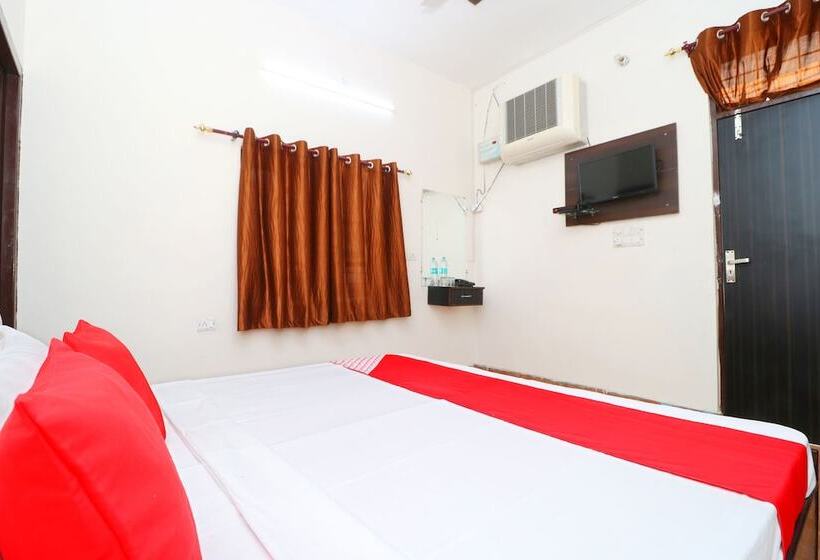 ホテル Raj Apartments  By Oyo Rooms