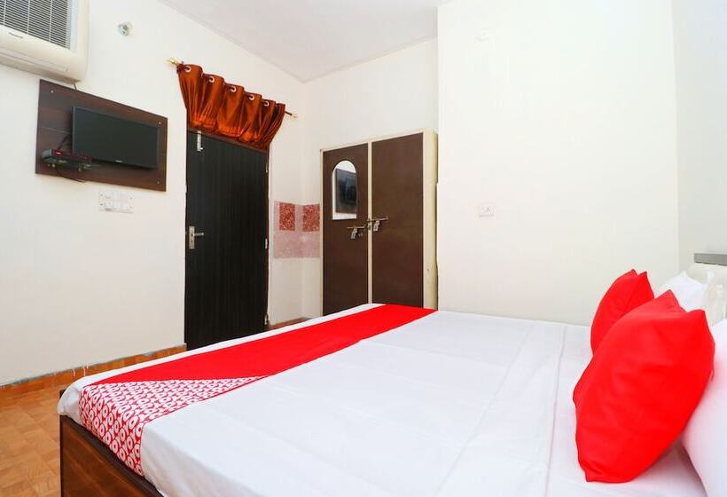 ホテル Raj Apartments  By Oyo Rooms