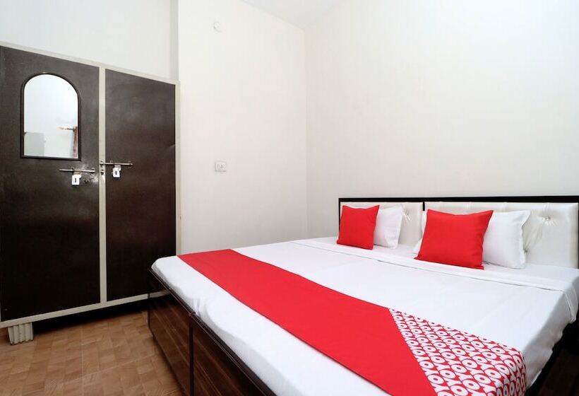 ホテル Raj Apartments  By Oyo Rooms