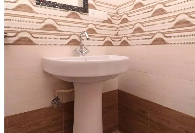 ホテル Spot On 39951 Multani Residency