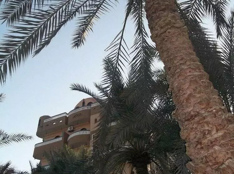 هتل Bedouin Castle