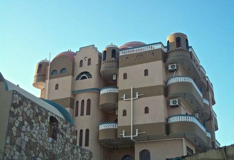 هتل Bedouin Castle