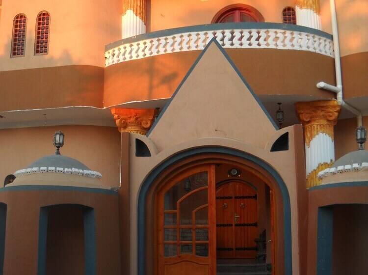 هتل Bedouin Castle