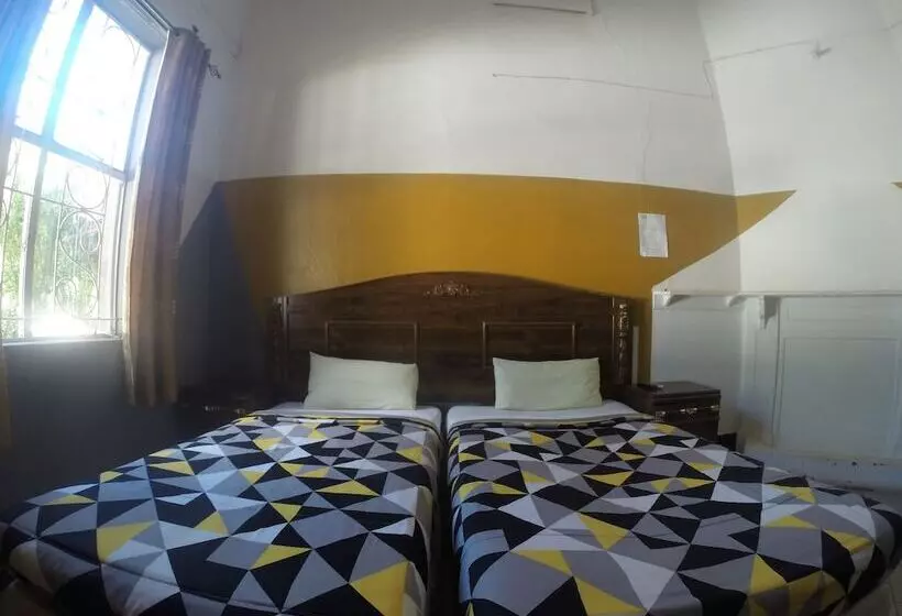 پانسیون Golden Days Executive Lodge