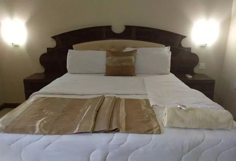 پانسیون Golden Days Executive Lodge