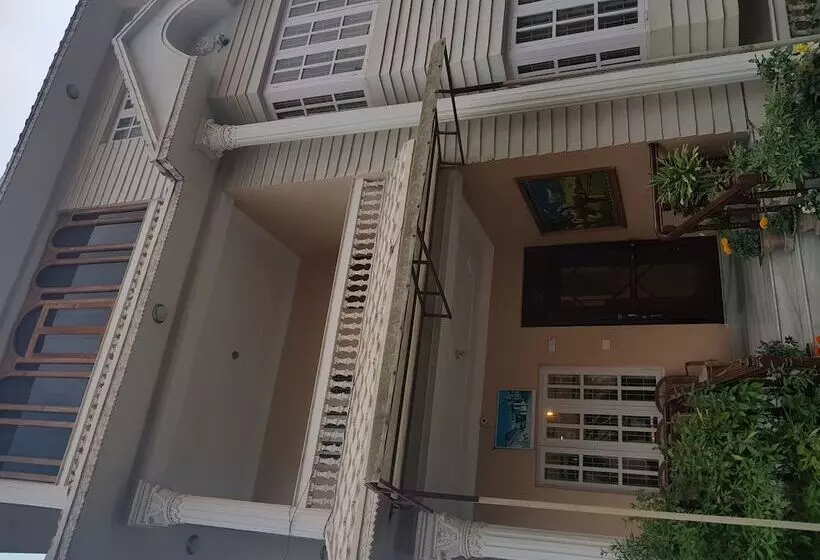 تختخواب و صبحانه Cozy Home