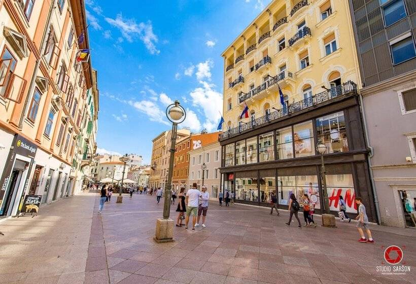 פנסיון Deluxe Ploech