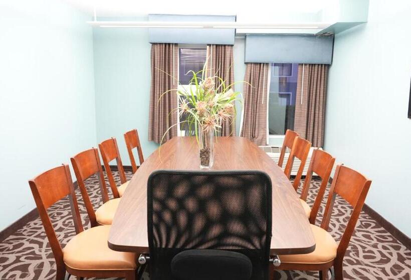 فندق Copley Inn & Suites, Copley   Akron